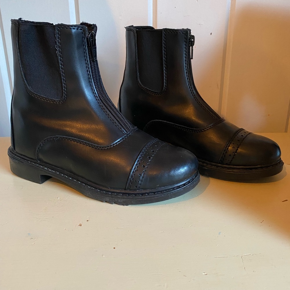 Tuff Rider girl’s 4 riding boots.
